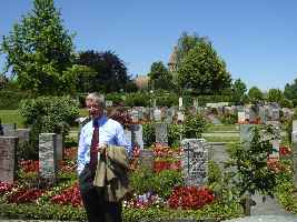 Der Gemeindepräsident im Friedhof